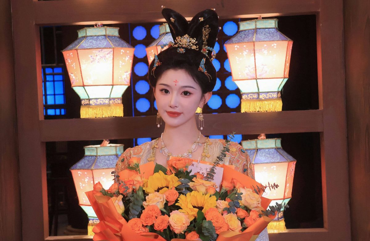 people-A-Chinese actress-A-Hanfu-A-traditional hairstyle-A-flower bouquet-B-lanterns-B-indoor setting-C-smiling