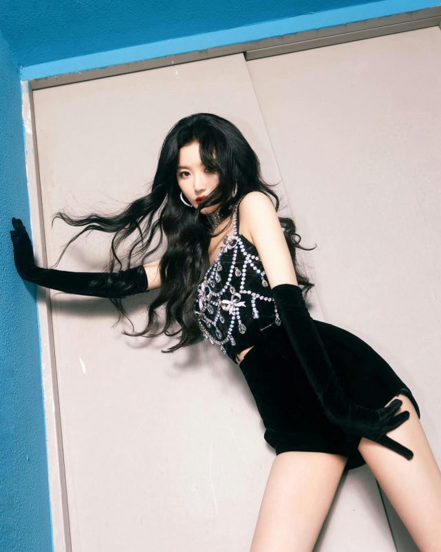 people-woman-A-black hair-A-rhinestone top-A-long black gloves-A-blue corner
