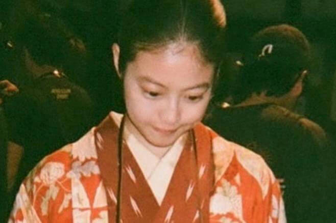 people-woman-A-kimono-A-looking down-A-dark background