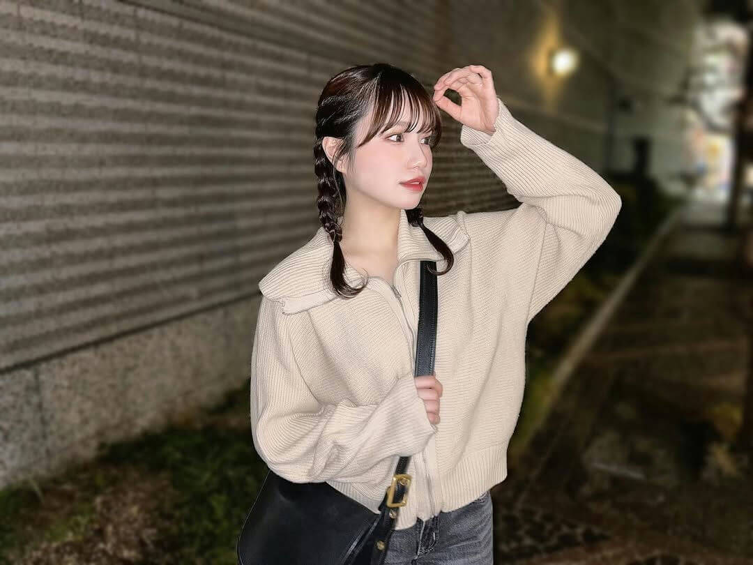 people-1-woman-A-braids-A-beige sweater-A-night setting