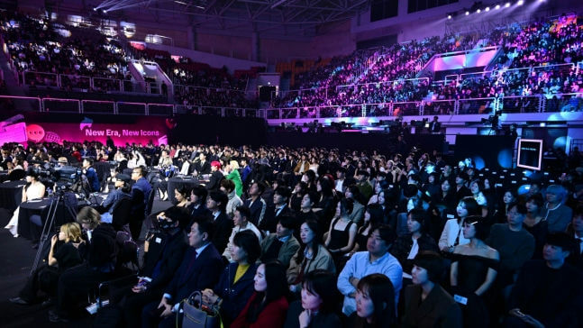 people-Many attendees-A-indoor event-A-audience seating-B-stage backdrop-C-event lighting