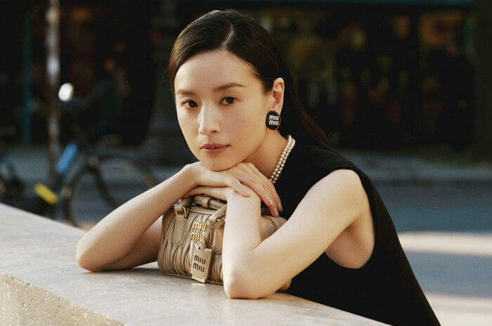 people-1-woman-A-fashion-A-Miu Miu bag-A-pearl necklace-B-earrings-C