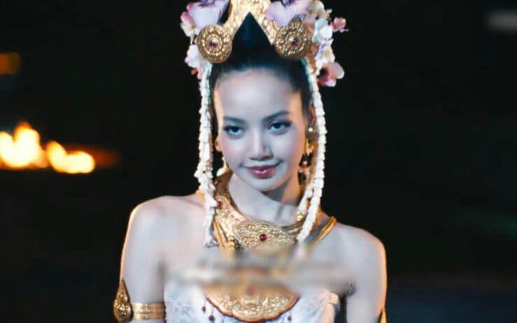 people-Lisa-traditional-Thai-costume-jewelry-flowers