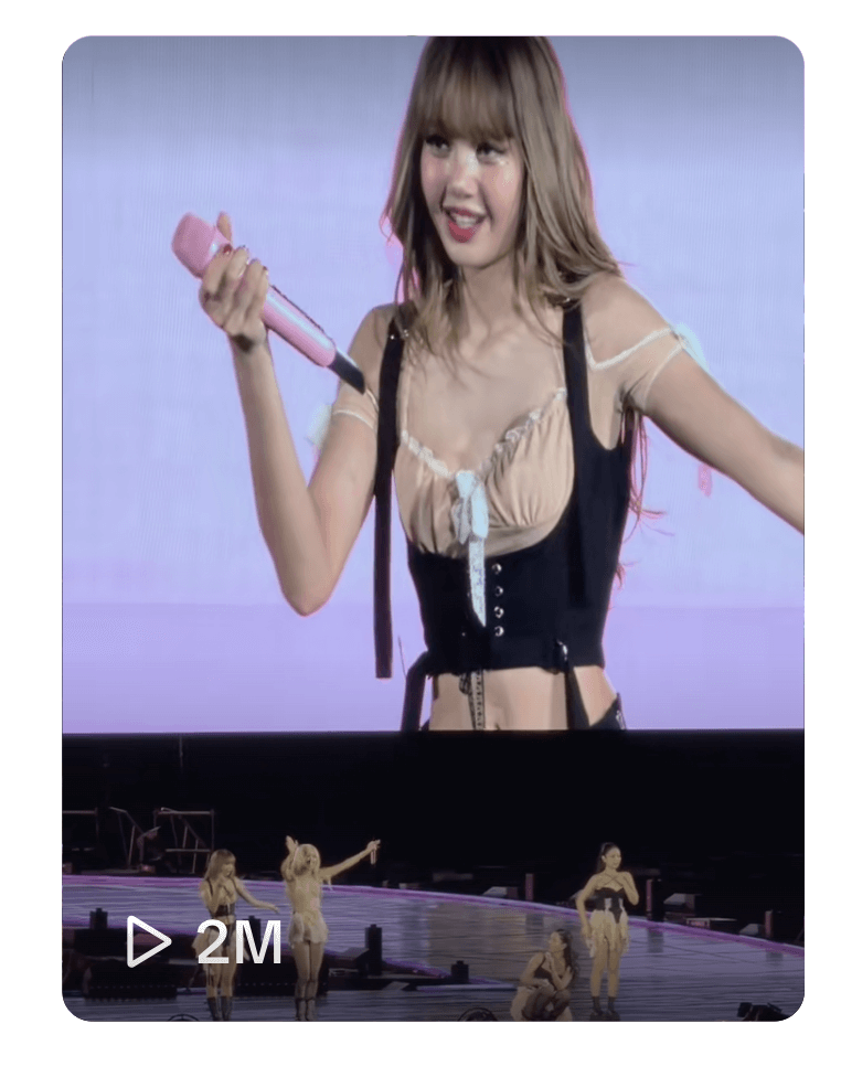 people-Lisa-A-microphone-A-BLACKPINK-A-stage-A-concert