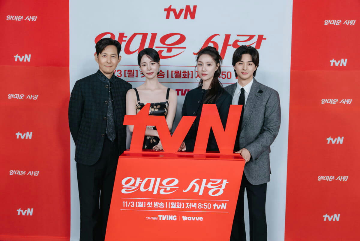 people-4-South Korean actors-A-press conference-A-K-drama promotion-B-tvN-B-red and white backdrop-C