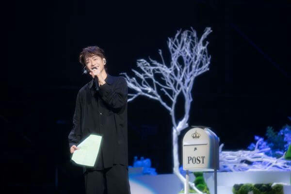 people-man-A-singing-A-stage-A-mailbox-B-tree