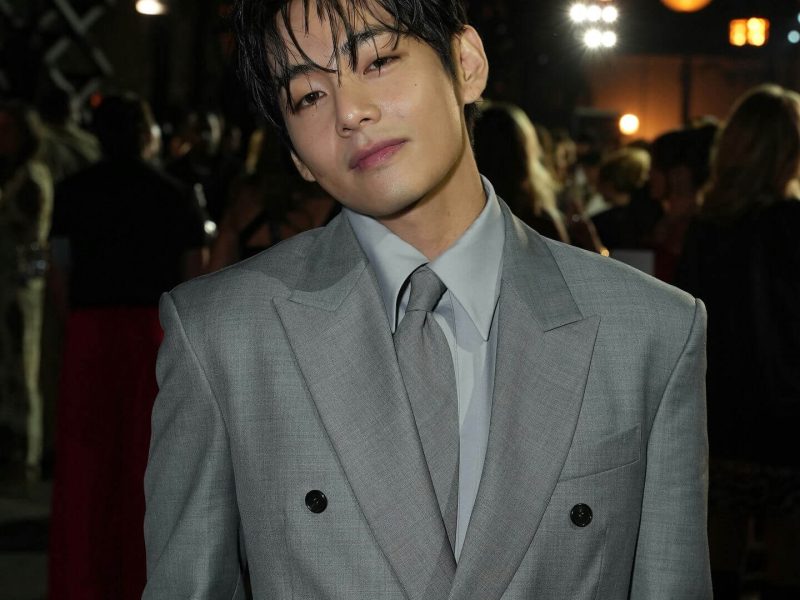 people-V (BTS)-A-suit-A-double-breasted-B-formal-C-event