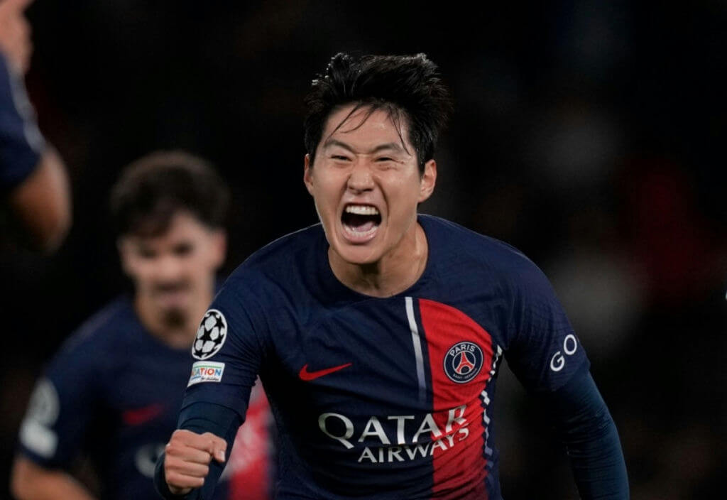 people-football player-A-yelling in celebration-A-Paris Saint-Germain jersey-A-dark background-A-Asian ethnicity