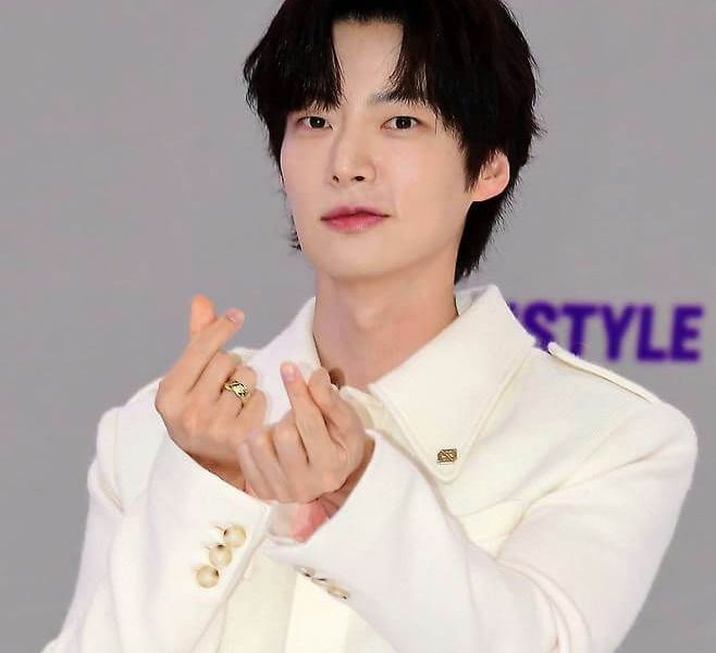 people-A-male celebrity-A-Korean-A-finger heart gesture-A-white suit-A-black hair