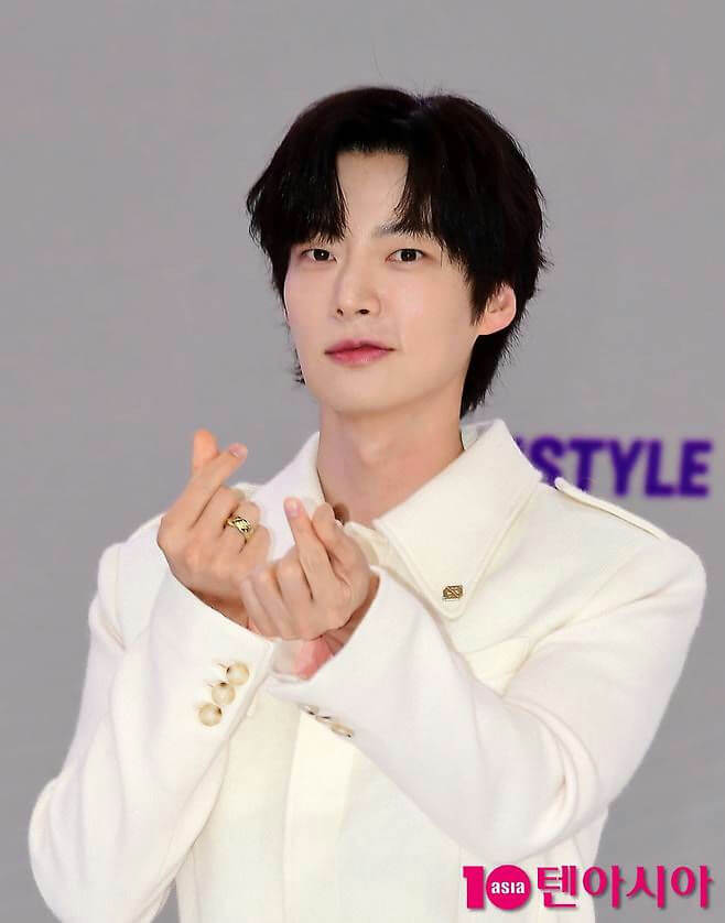 people-A-male celebrity-A-Korean-A-finger heart gesture-A-white suit-A-black hair