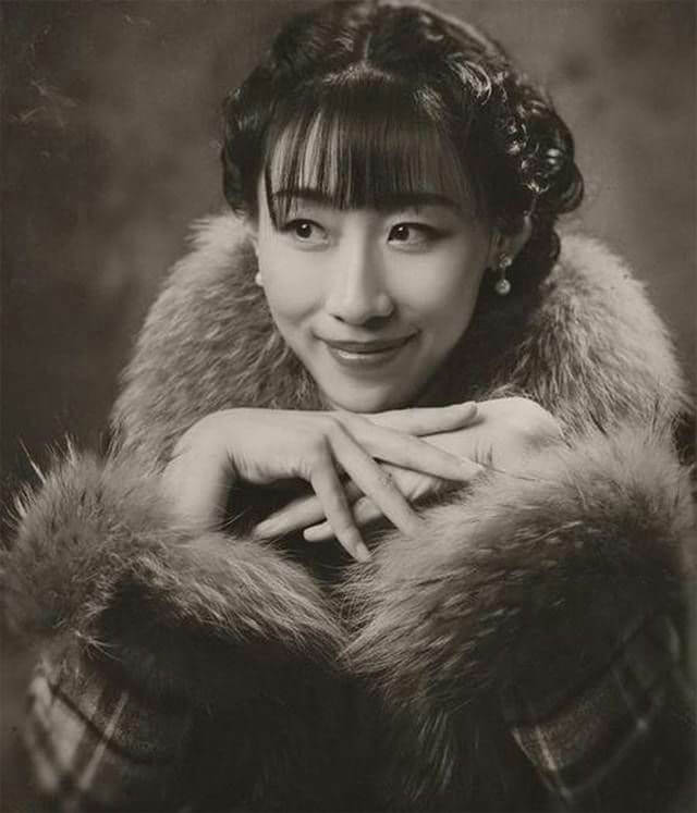 people-woman-A-vintage-portrait-A-fur-collar-A-pearl-earrings-B-crossed-hands-C-smiling