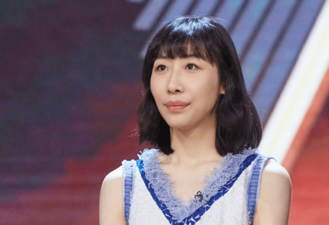 people-woman-Asian-hairstyle-dark bob cut-clothing-white and blue sleeveless top-expression-slight smile