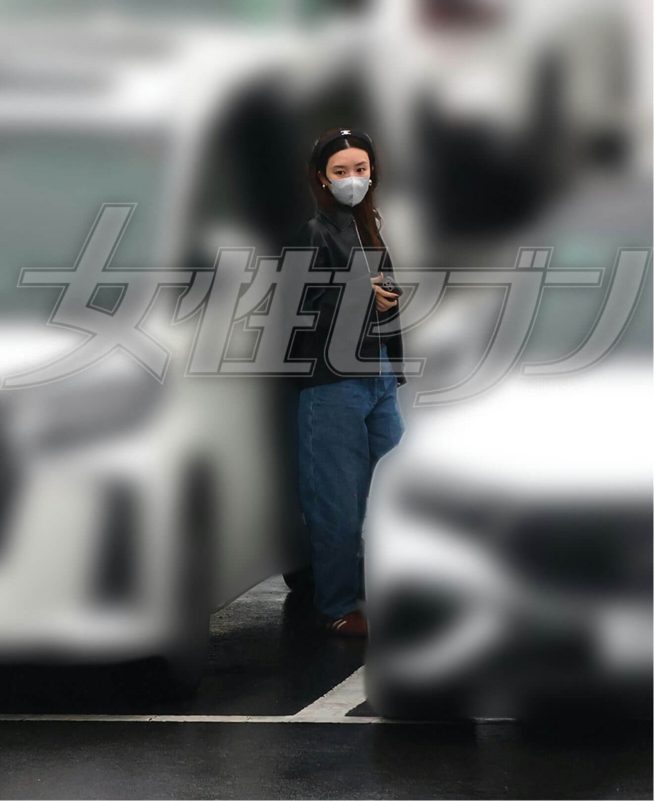 people-woman-A-face mask-B-denim jeans-C-headband
