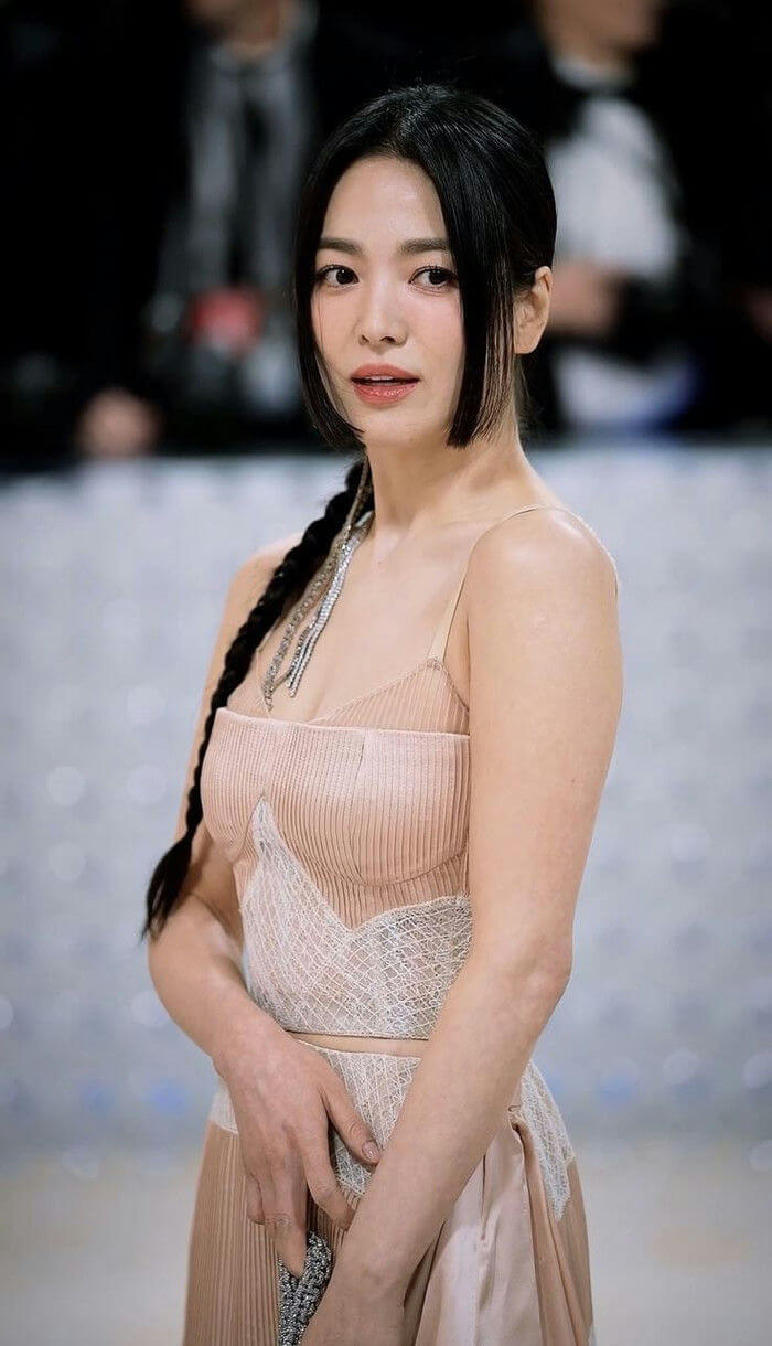 people-Song Hye-kyo-A-blush pink dress-B-side braid-C-lace detail