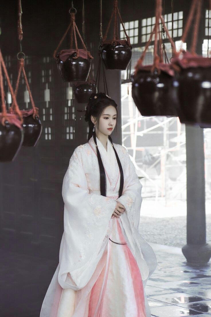 people-1-Chinese actress-A-Hanfu-A-hanging jars-B-pale pink and white dress-C
