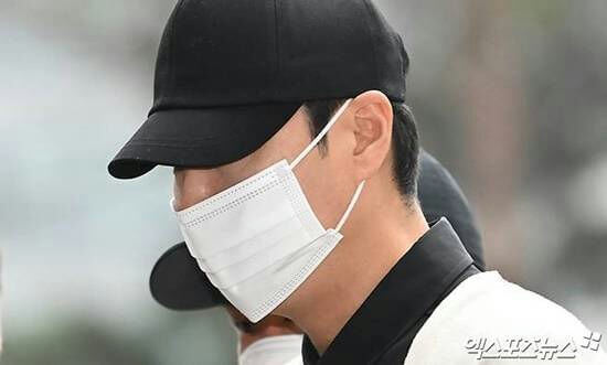 people-man-A-wearing-A-black-baseball-cap-A-wearing-A-white-face-mask-A-side-profile