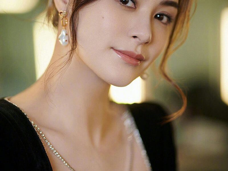 people-woman-A-portrait-A-elegant-A-pearl earrings-A-black dress-A-pink bustier
