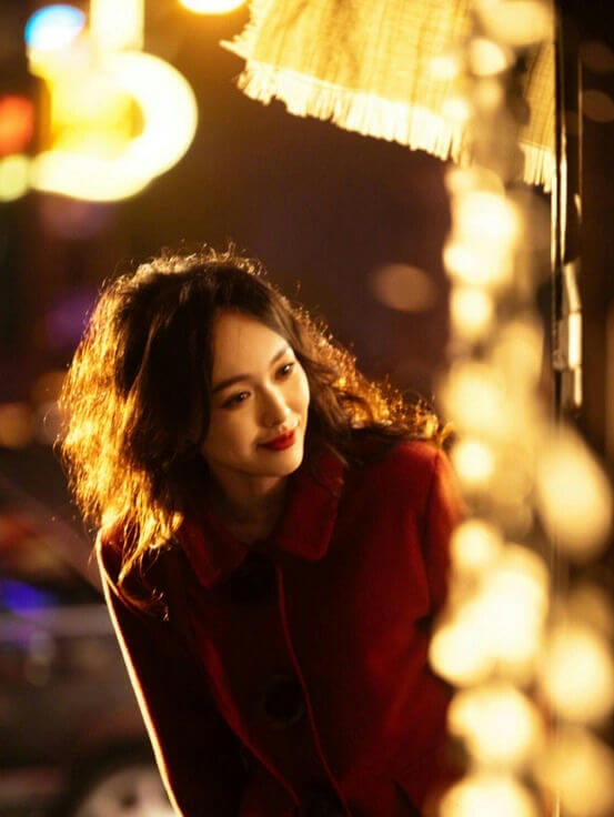 people-woman-night-red coat-backlit-curly hair-bokeh