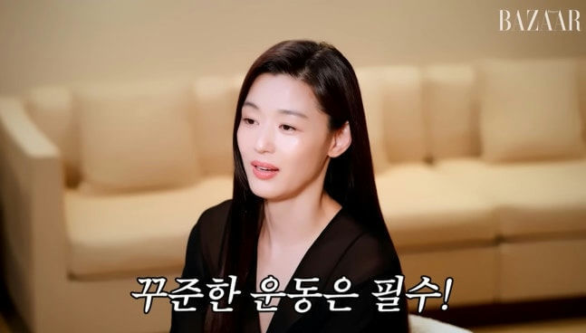 people-Jun Ji-hyun-woman-interview-black top-Korean subtitles-Harper's Bazaar logo