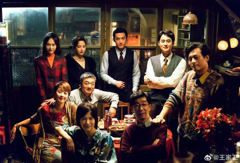 people-9-group portrait-A-Chinese actors-A-vintage style-A-warm lighting-A-dinner setting-B-period drama-C