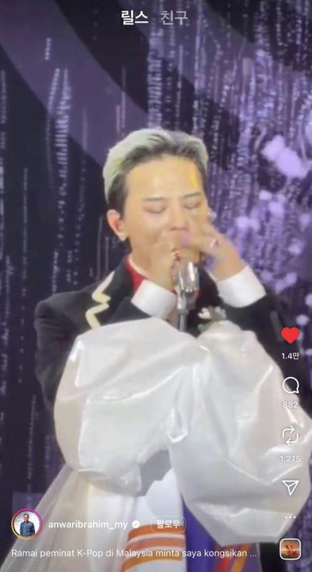 people-G-Dragon-A-microphone-A-stage-A-emotional-A-white-sleeve