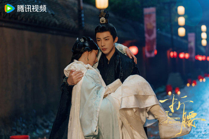 people-man carrying woman-woman unconscious-night scene-Chinese drama-lanterns