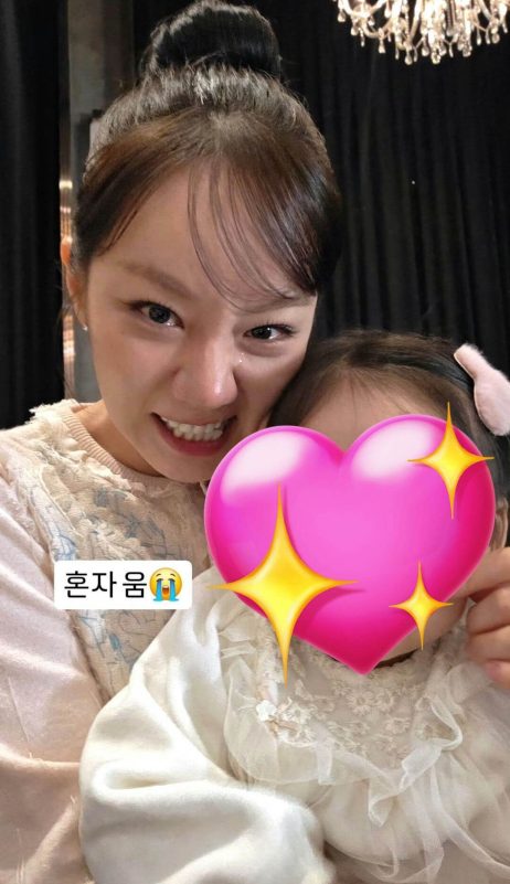 people-woman and child-A-crying face (exaggerated)-B-heart sticker covering child's face-C-Korean text