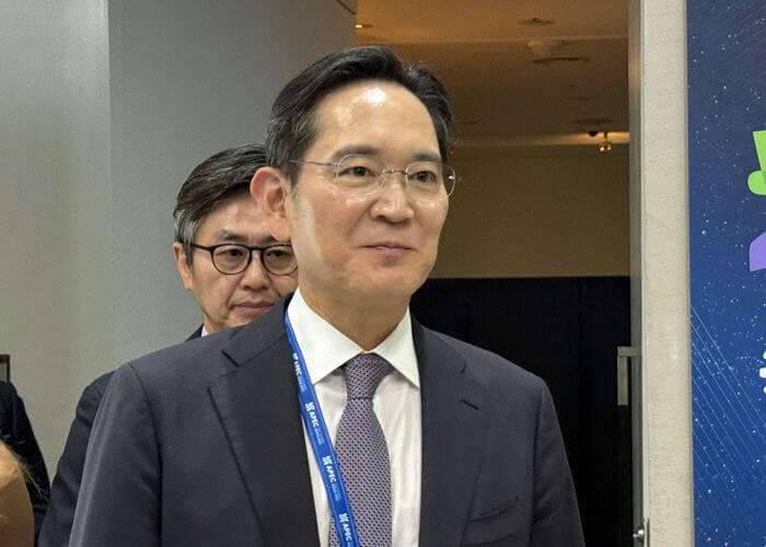 people-Lee Jae-yong-A-Asian man-A-business attire-A-eyeglasses-B-lanyard-C