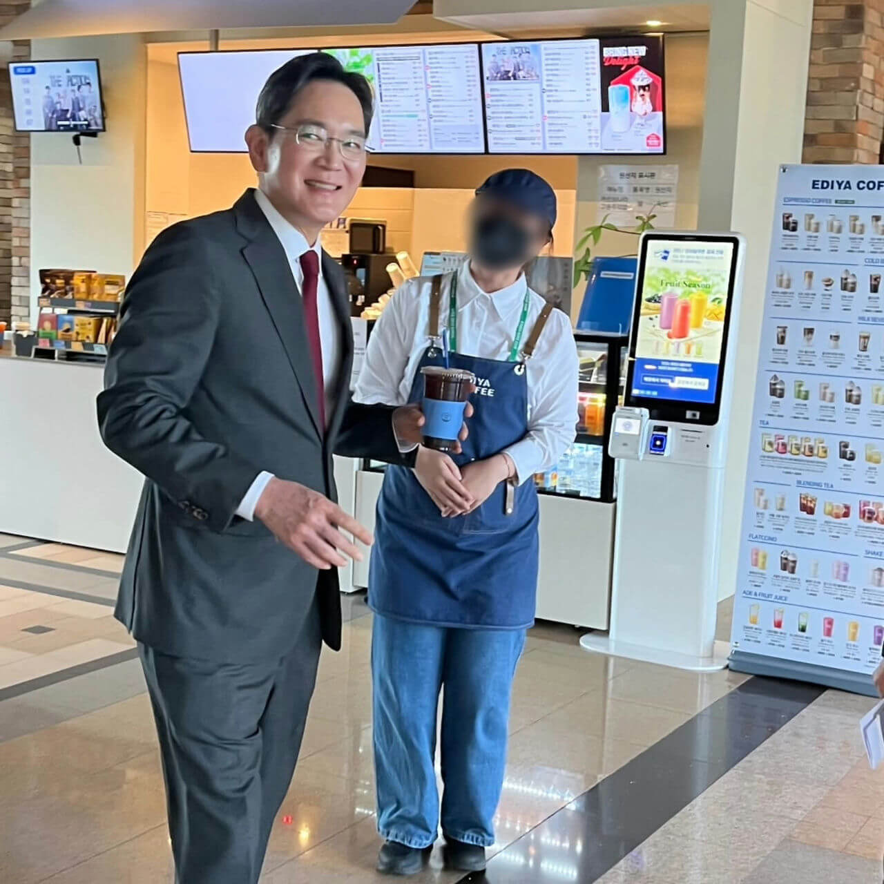 people-1-man in suit-A-woman in apron-B-holding coffee cup-C-coffee shop setting