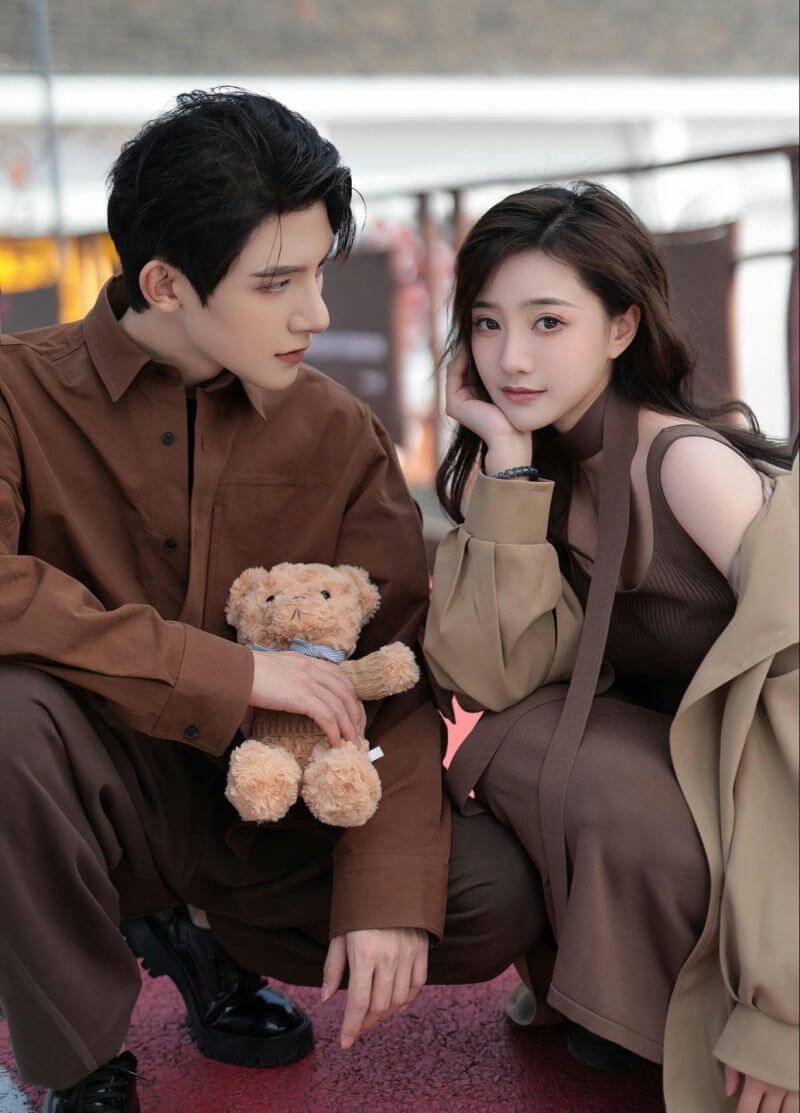 Zhu Yiwei and Bai Xinyi kiss on red carpet