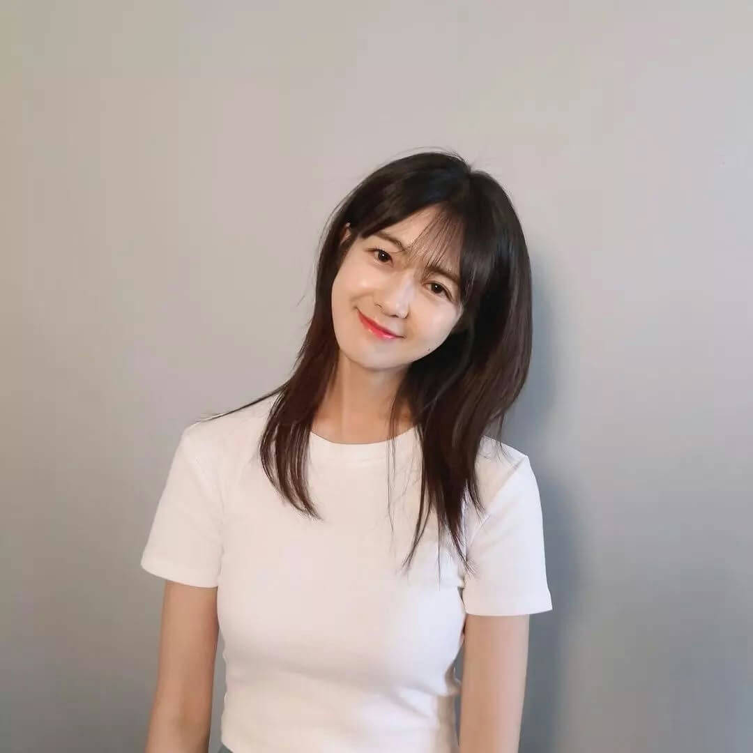 people-woman-A-smiling-A-white t-shirt-A-long dark hair-A-indoors