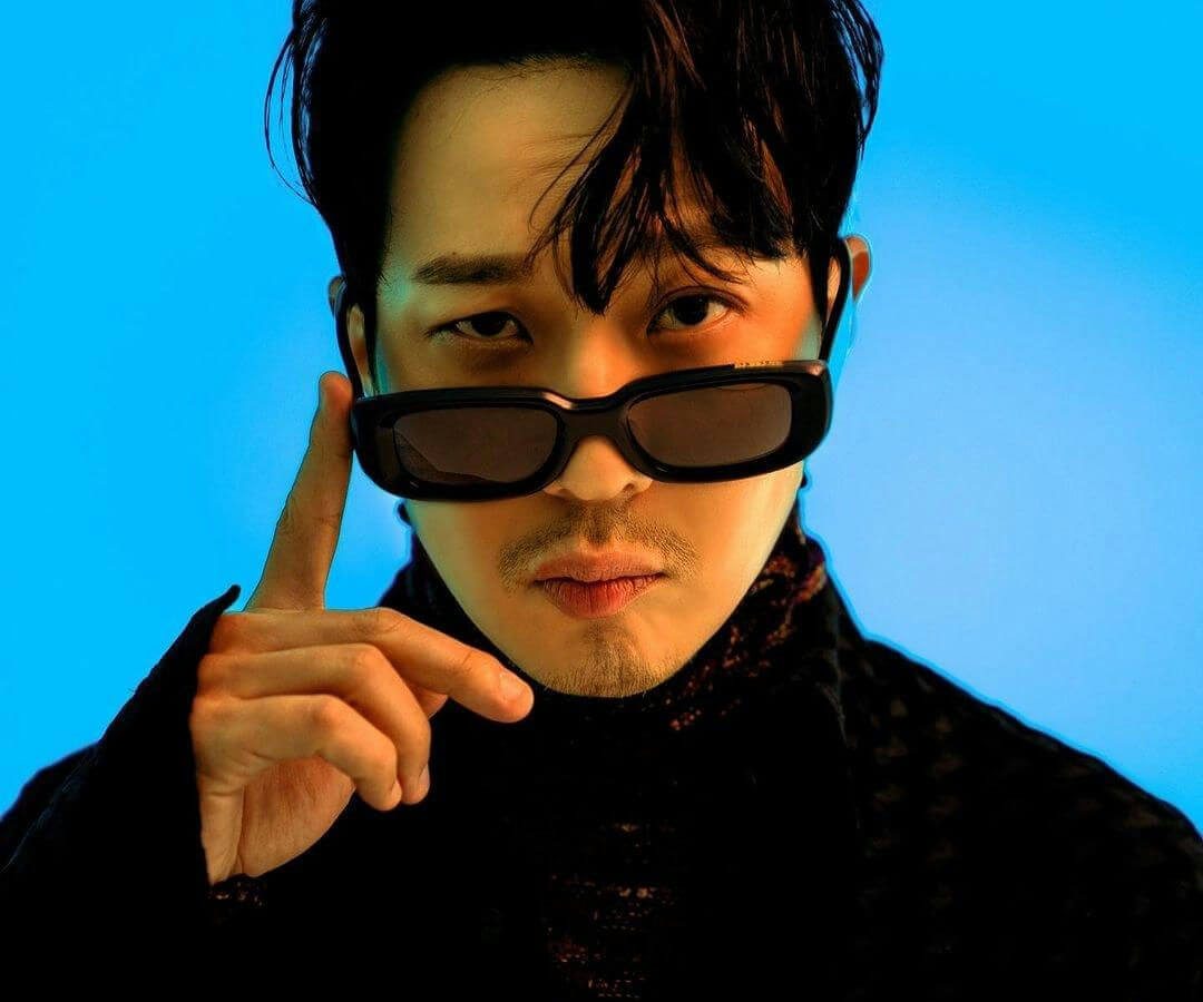 people-Man-A-Sunglasses-A-Blue Background-A-Turtleneck-A-Direct Gaze