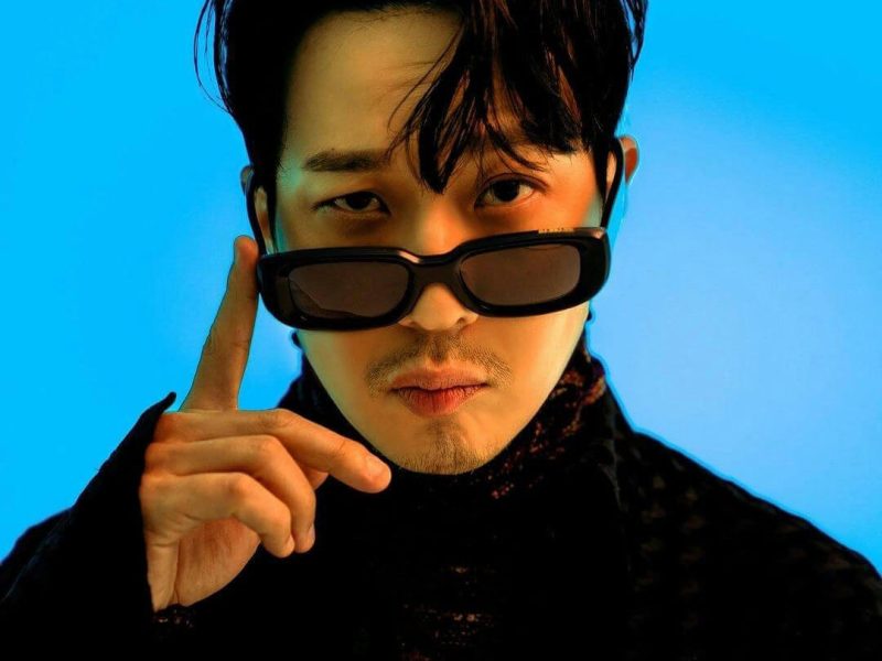 people-Man-A-Sunglasses-A-Blue Background-A-Turtleneck-A-Direct Gaze
