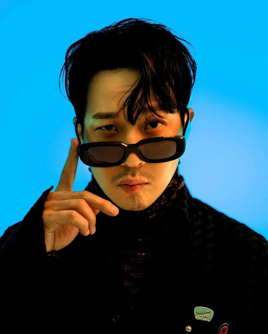 people-Man-A-Sunglasses-A-Blue Background-A-Turtleneck-A-Direct Gaze