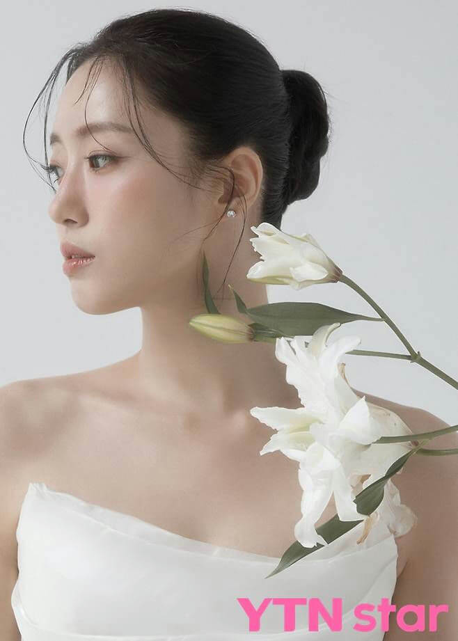 people-Woman-side-profile-A-white-dress-A-white-flowers-A-minimalist-background