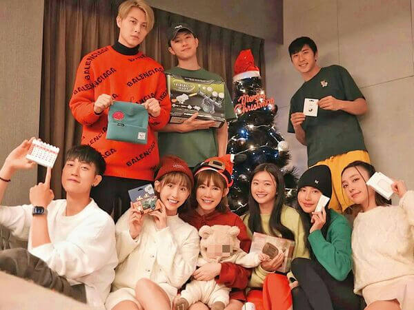 people-9-Christmas party-A-gifts-B-group photo-C-casual wear