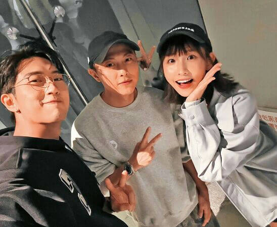 people-3-selfie-A-casual-A-smiling-B-peace-sign-C-baseball-cap