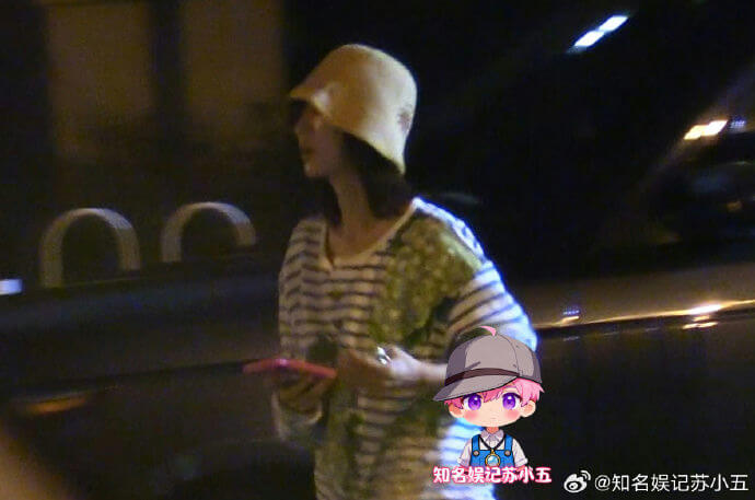 people-woman-wearing a hat-wearing a striped shirt-holding a phone