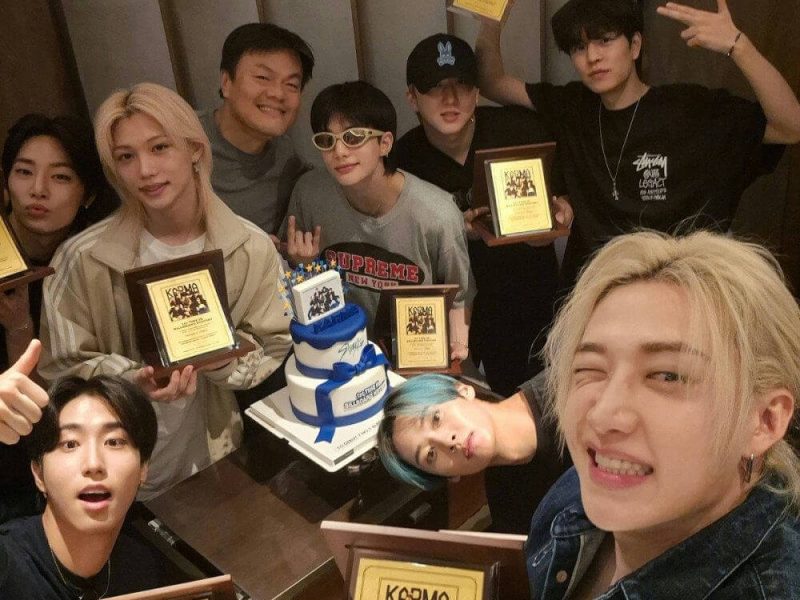 jy park stray kids gold gift