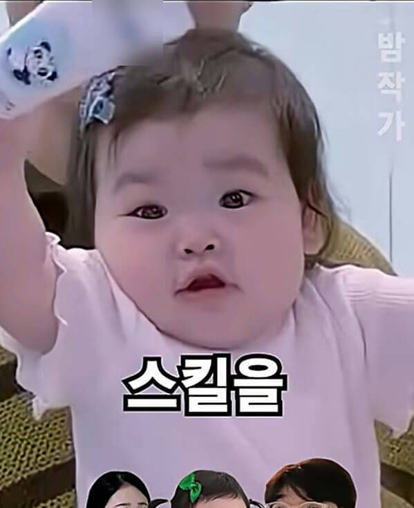 people-1-baby-A-Korean text-B-raising arm-C-light pink shirt
