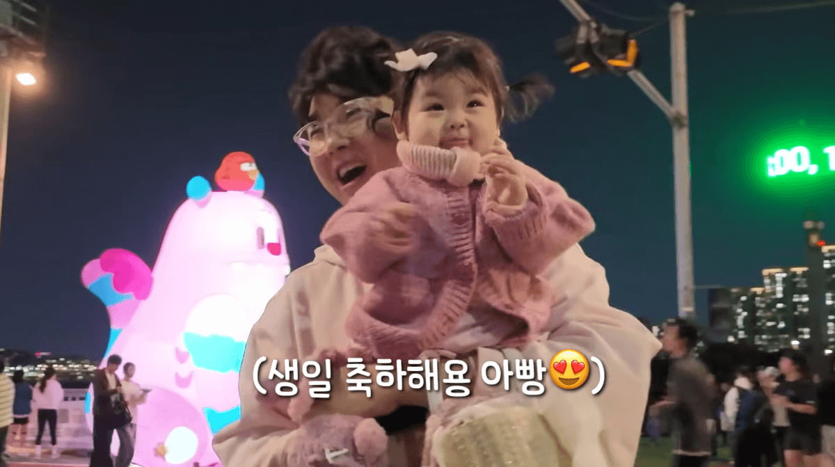 people-father and daughter-A-outdoor event-B-nighttime-C-Korean text