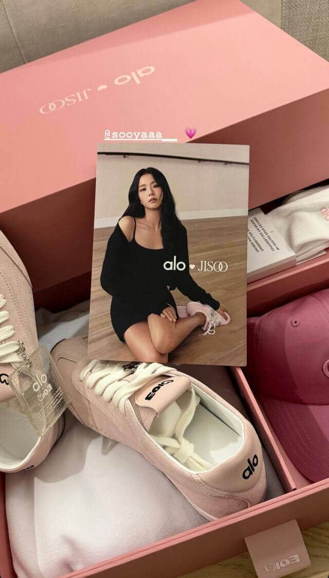 people-Jisoo-A-Alo Yoga collaboration-A-pink shoebox-A-pink sneakers-A-promotional card