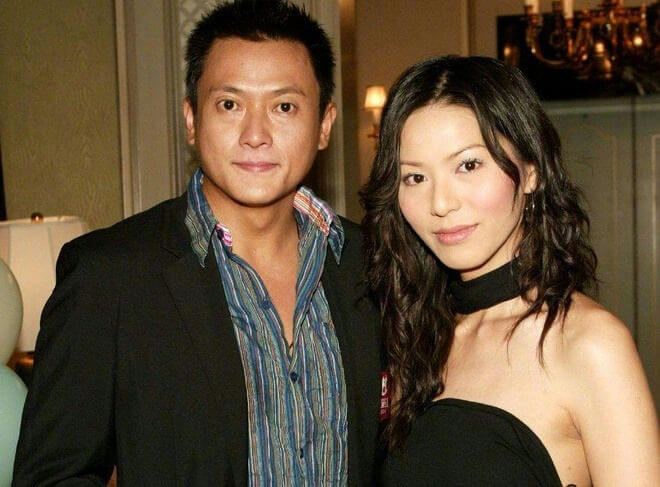people-Two people-A-man-A-woman-B-Asian-B-formal attire-C-indoor setting