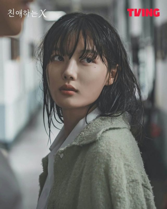 people-woman-close-up-Korean drama-wet hair-green jacket-intense gaze