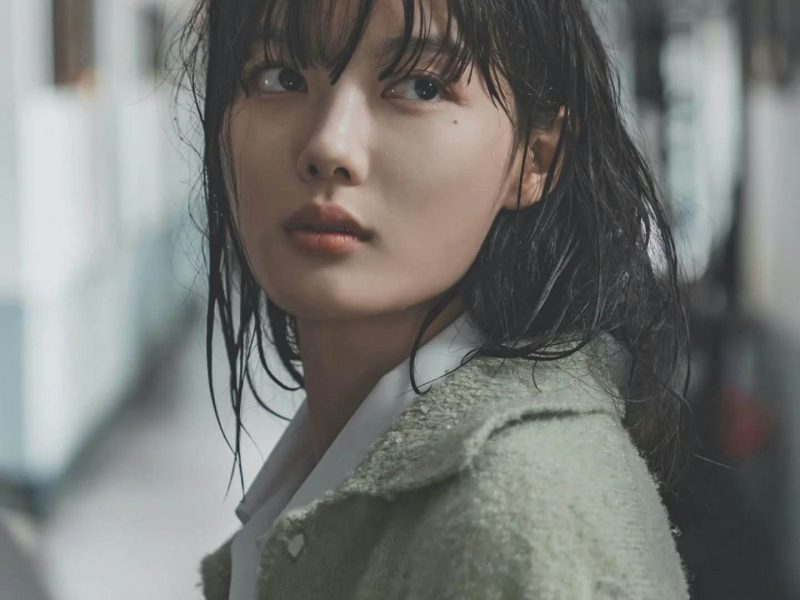 people-woman-close-up-Korean drama-wet hair-green jacket-intense gaze