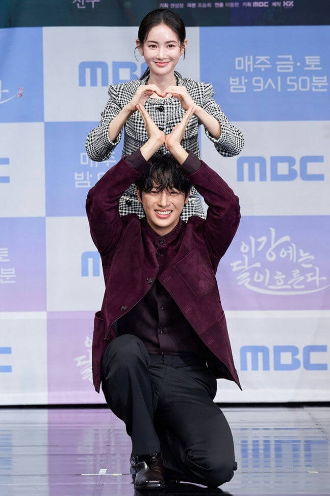 people-A-Korean actors-A-heart gesture-B-press conference-B-MBC logo