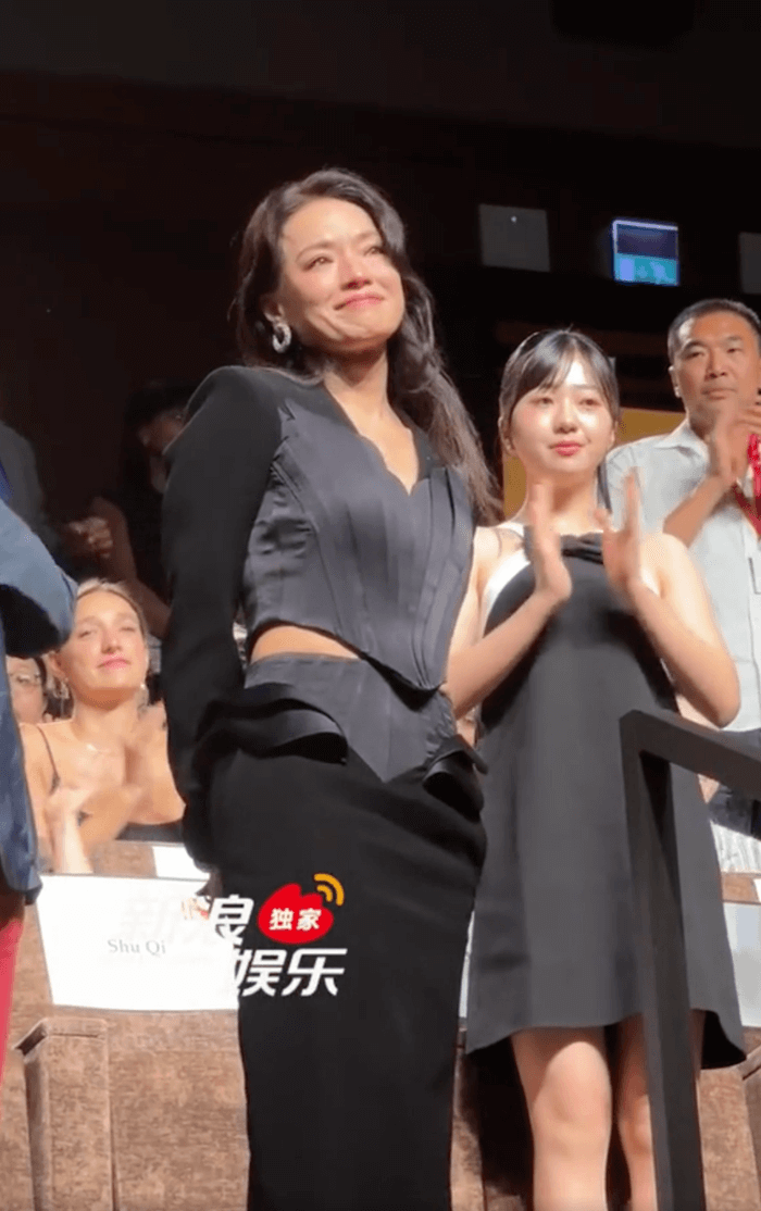 people-Shu Qi-black corset top and skirt-young woman-black dress-man-applauding