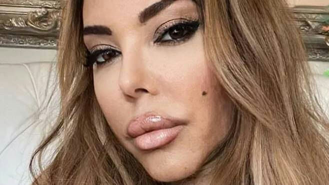 people-woman-A-close-up-A-heavy-makeup-A-long-brown-hair-A-full-lips