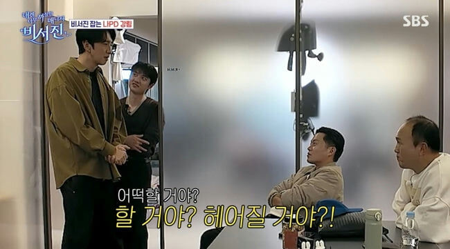 people-3-standing-men-1-sitting-man-1-sitting-man-2-Korean-television-program-graphics-text-Korean-subtitles