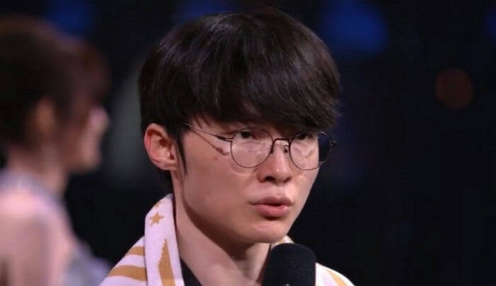 people-Lee Sang-hyeok (Faker)-A-glasses-A-microphone-A-towel/scarf